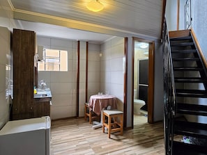 Standard-Apartment, Küche | Eigene Küche | Mikrowelle, Kochgeschirr/Geschirr/Besteck, Reinigungsartikel