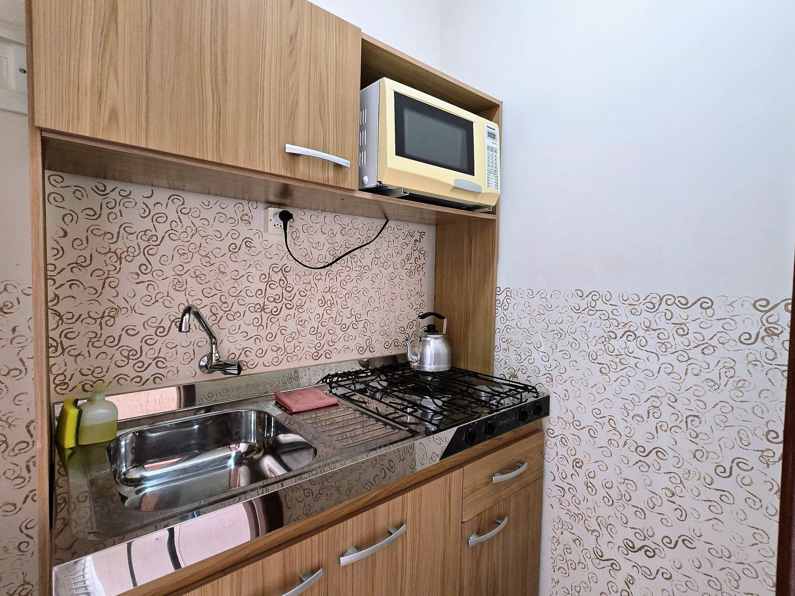 Apartamento superior, varanda, vista para a cidade | Cozinha privada | Micro-ondas, talheres/pratos/utensílios de cozinha, produtos de limpeza