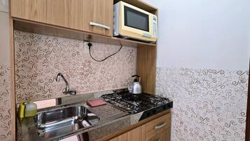 Apartamento superior, varanda, vista para a cidade | Cozinha privada | Micro-ondas, talheres/pratos/utensílios de cozinha, produtos de limpeza