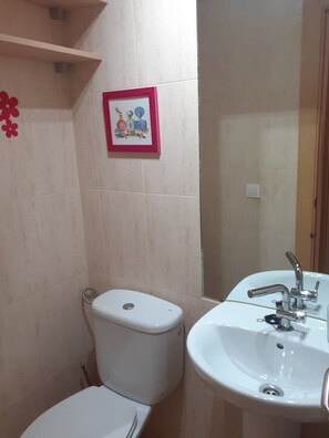 Baignoire, séchoir à cheveux, bidet, serviettes fournies