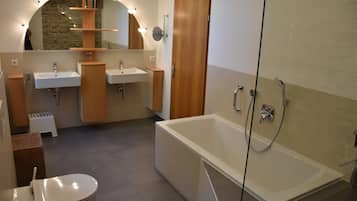 Baignoire, sĂšche-cheveux, serviettes fournies, savon