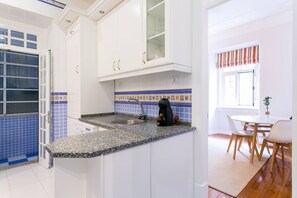 Réfrigérateur, four à micro-ondes, un four, surface de cuisson