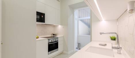 Refrigerador, microondas, horno, placa de cocina