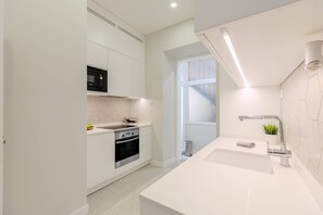 Frigorifero, microonde, forno, piano cottura