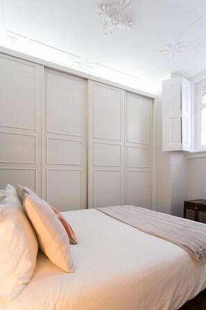 3 chambres, bureau, fer et planche à repasser, accès à Internet