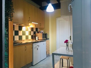 Fridge, microwave, oven, stovetop - WONDERFUL ATTIC IN TRIANA / CENTRO BRIDGE WONDERFUL PENTHOUSE BRIDGE TRIANA / CENTER (Sevilla)
