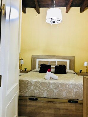 2 soverom, skrivebord, strykejern/-brett og internettilgang