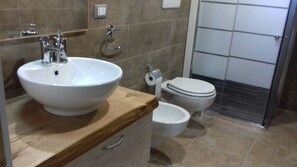 Dusche, Haartrockner, Bidet, Handtücher