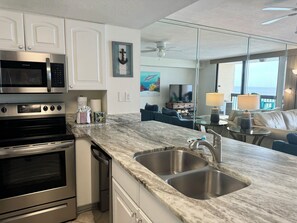 Refrigerador, microondas, horno y parrilla de estufa 