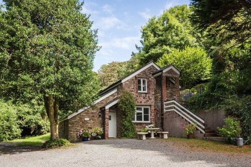 Lower Coombe Royal- The Coach House with Hot Tub