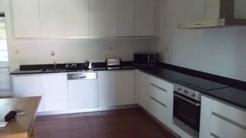 Een magnetron, een vaatwasser, eettafels