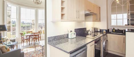 Køleskab, mikrobølgeovn, ovn, kogeplade