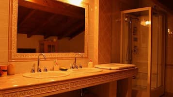Doccia, set di cortesia gratuito, asciugacapelli, bidet