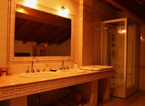 Douche, articles de toilette gratuits, sèche-cheveux, bidet