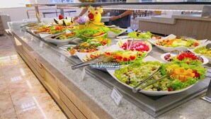 Een buffet met verschillende salades en fruit.