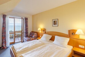 デスク、ベビーベッド (無料)、WiFi (無料)