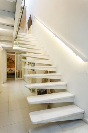 4 dormitorios, caja fuerte, escritorio y sistema de insonorización