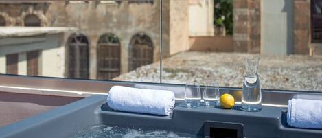 مغطس سبا خارجي