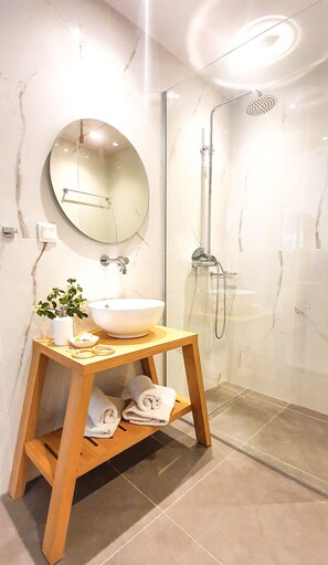 Ensemble baignoire-douche, séchoir  à cheveux, peignoirs