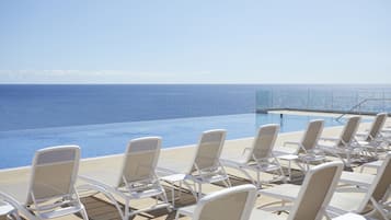 7 piscines extérieures, parasols de plage, chaises longues