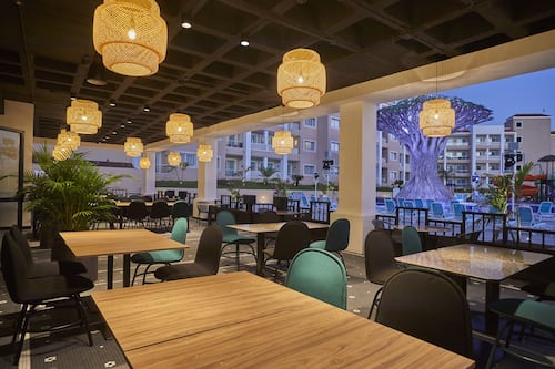 5 restaurants; breakfast, lunch and dinner served