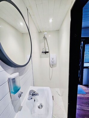 Shower, hair dryer, towels - The Bolthole - Cosy & atmospheric studio, garden, fantastic location! (Kingswear)