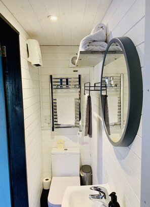 Dusj, hårføner og håndklær