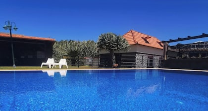 Villa Prazeres - Free Wifi, Private pool, garden, BBQ between the Sea and the Sierra