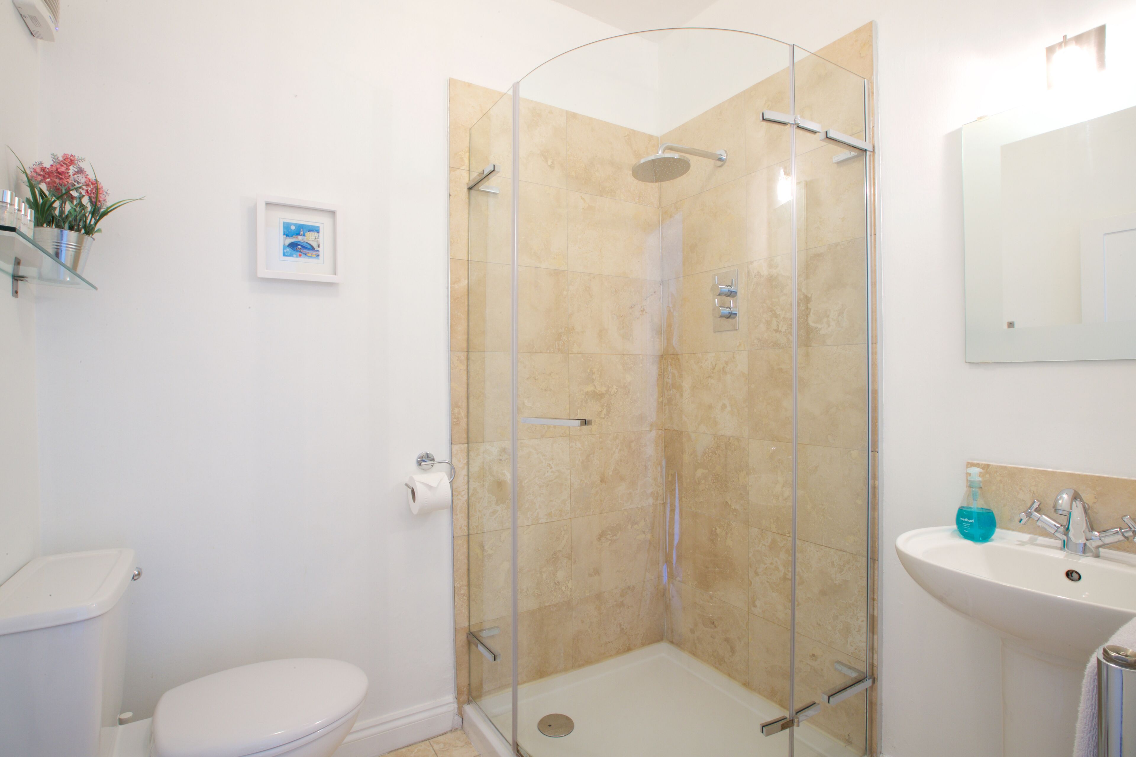 Combined shower/bathtub, free toiletries, hair dryer, towels