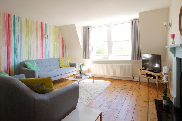 Smart-TV, DVD-spiller, bøker og filmbibliotek