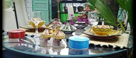 تناول الطعام بالخارج