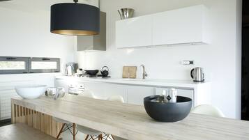 Rumah Superior, 2 kamar tidur, kolam renang pribadi, pemandangan laut | Dapur pribadi | Lemari es besar, oven, kompor, dan mesin pencuci piring