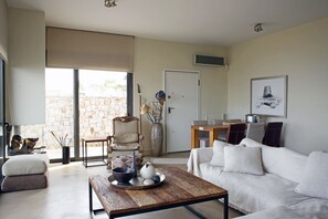 Superior-Haus, 2 Schlafzimmer, eigener Pool, Meerblick | Wohnbereich | 42-Zoll-Flachbildfernseher mit Satellitenempfang, Fernseher, DVD-Player