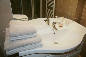 تجهيزات دش، مجففات شعر، مناشف، صابون