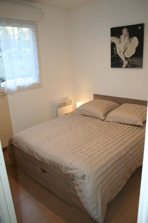 1 غرفة نوم ومكواة/لوح كي وواي فاي مجانًا وملاءات أسرّة