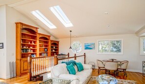 Interior - Sunset Drive - Pacific Grove House - Spacious Oceanview, Across the Street from Asilomar Beach (Pacific Grove)