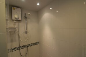 Douche, séchoir à cheveux, serviettes fournies