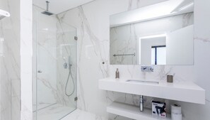 Dusche, Haartrockner, Bidet, Handtücher