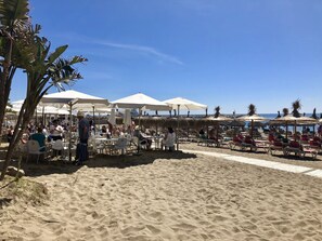 Plage à proximité, chaises longues