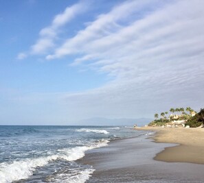 Plage à proximité, chaises longues