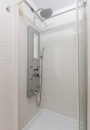 Ensemble douche/baignoire, sĂšche-cheveux, bidet, serviettes fournies