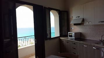 Mikrobølgeovn og kjøkkenutstyr