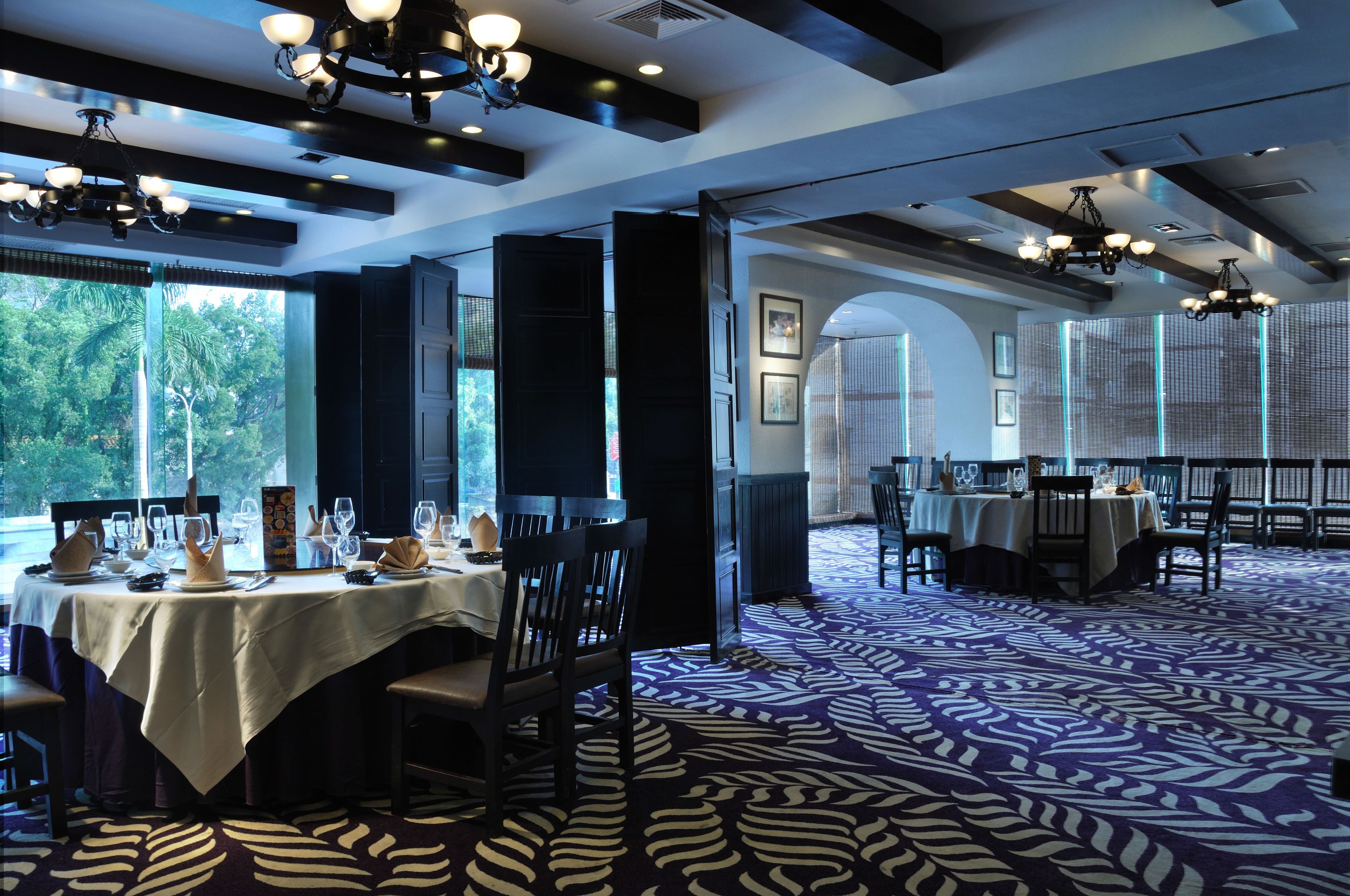 Daily buffet breakfast (CNY 48 per person)