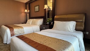 Minibar, caja de seguridad en la habitación y escritorio 