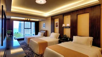 Minibar, caja de seguridad en la habitación y escritorio