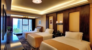 休闲三人房 | 迷你吧、客房内保险箱、办公桌、遮光窗帘