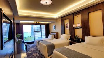 Rom (Triple) | Minibar, safe på rommet, skrivebord og blendingsgardiner