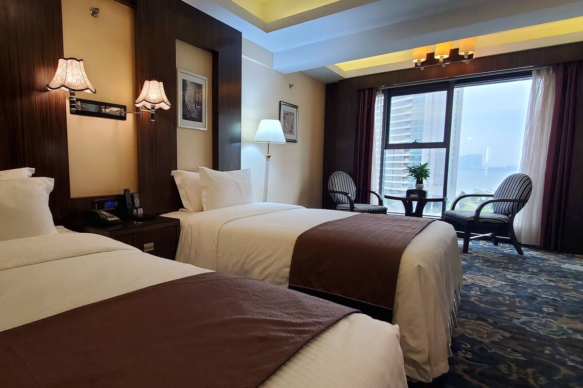 Quarto duplo luxo | Frigobar, cofres nos quartos, escrivaninha, cortinas blackout