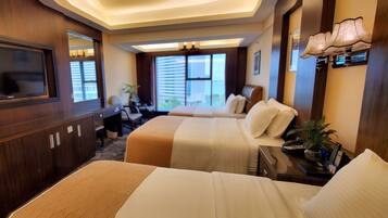 Habitación (Triple) | Minibar, caja de seguridad en la habitación y escritorio