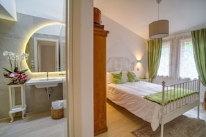 3 bedrooms, desk, iron/ironing board, travel crib